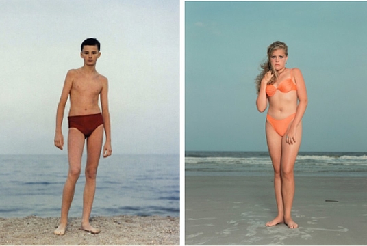 2 foto's van een jongen resp meisje in badkleding aan het strand